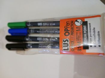 etui de 4 markers 2 noir 1 bleu 1 vert non permanent effacable Lus Oppen neuf