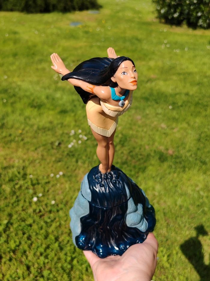Grande figurine vintage Pocahontas sur son rocher