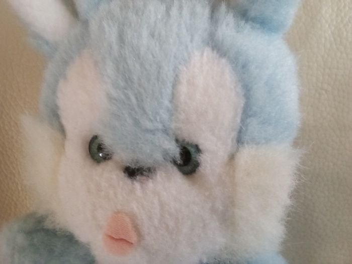 Peluche lapin bleu clair blanc assis Nounours  bicolore yeux durs plastique  nez noir bouche tissu rose clair style feutrine  ventre  blanc  vintage ancien  joli d'occasion - photo numéro 2