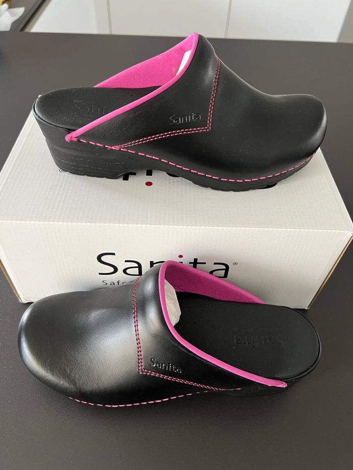 Sabot sanita noir mat brodure rose 37