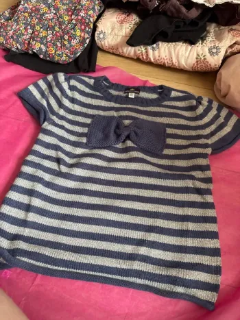 Haut bleu et gris