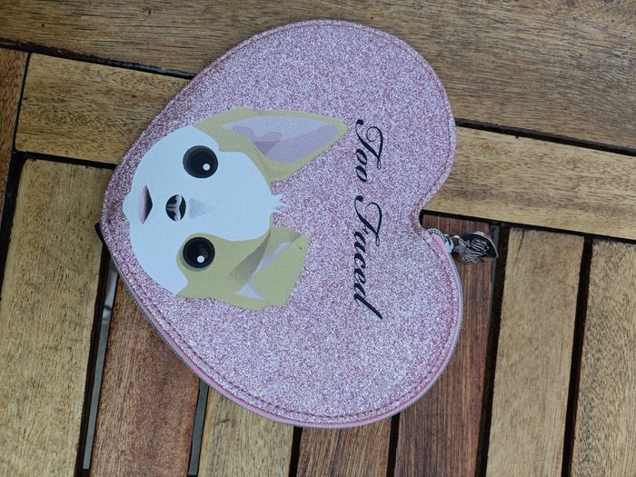 POCHETTE TOO FACED / KAT VON D EN FORME DE COEUR