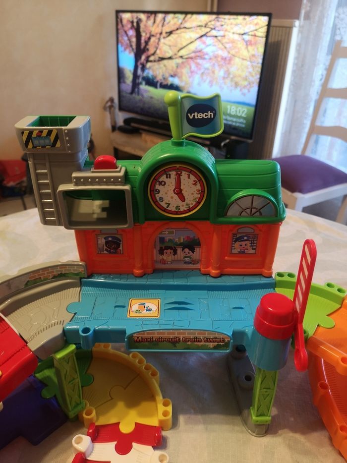 Jouet Circuit train twist Benjamin marque Vtech 18mois - photo numéro 3