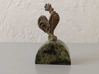 Coq métal support marbre 