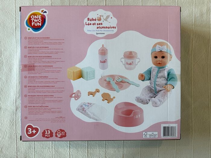Coffret Poupon Bébé Léa et ses accessoires - photo numéro 4