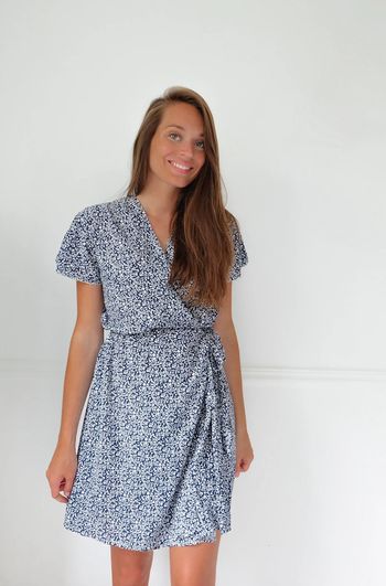 🌟 Robe bleu marine et blanche à fleurs