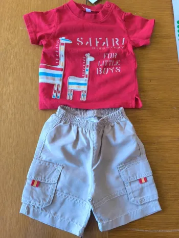309799 ensemble tee-shirt Mc rouge + short beige garçon 3 mois sans marque