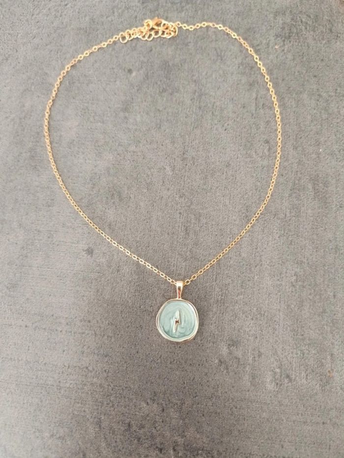 Collier motif éclair fond nacré bleu/gris - photo numéro 2