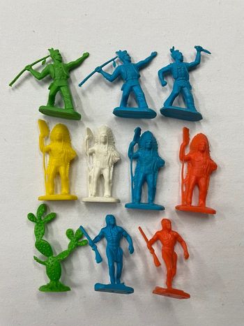 Figurines Indiens monochromes années 70/80