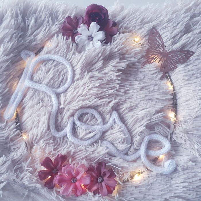 Décoration murale couronne fleur prénom personnalisé tricotin fait main guirlande lumineuse chambre bébé - photo numéro 3