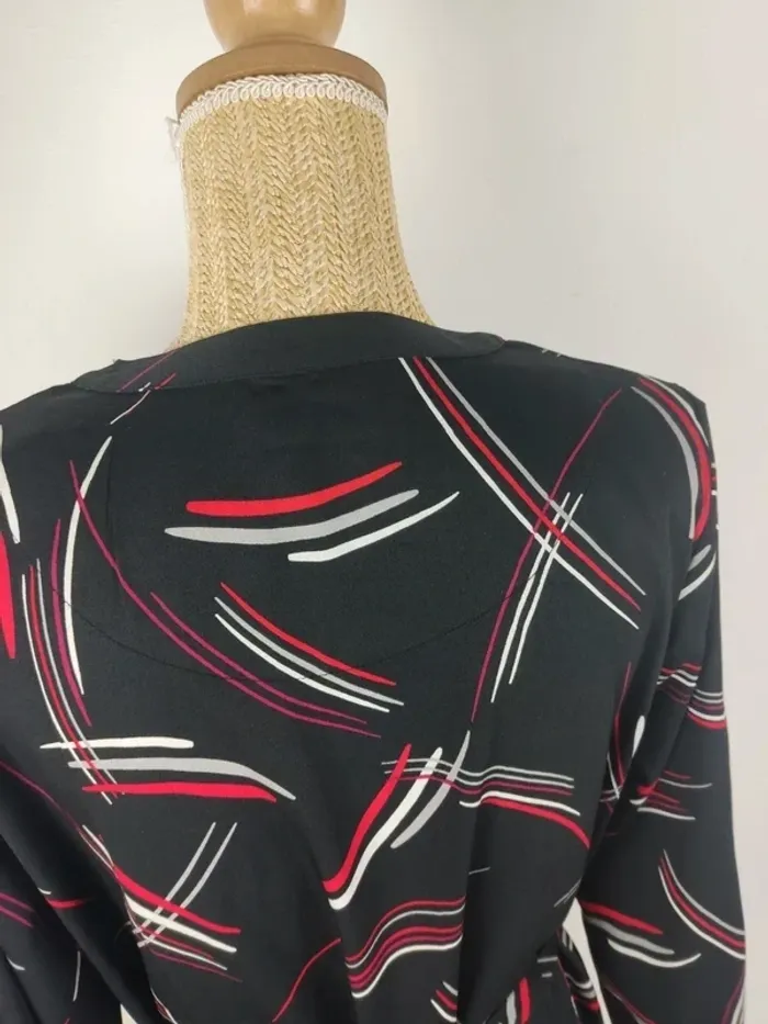Blouse manches longues boutonnée noire motifs graphiques ceinture à nouer taille 44 Damart - photo numéro 7
