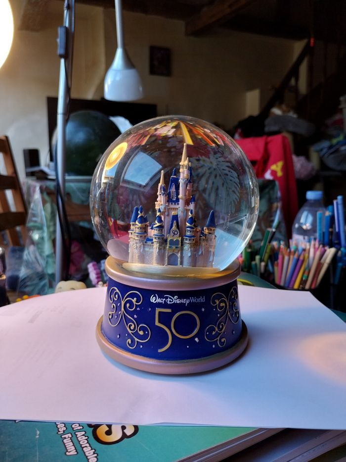 Snowglobe disney 50 ans walt disney world anniversaire chateau