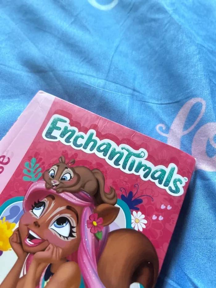 Lot livres lol et enchantimals - photo numéro 4