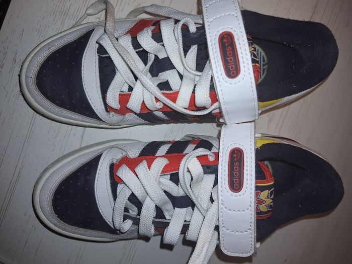 Une paire de basket adidas