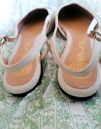 Une Paire de slingback petits talons marque Unisa. Bicolore.
 P.40. Blanc noir. Moins 58%