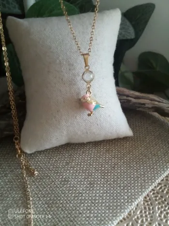 Collier oiseau coloré et Pierre de cristal de roche