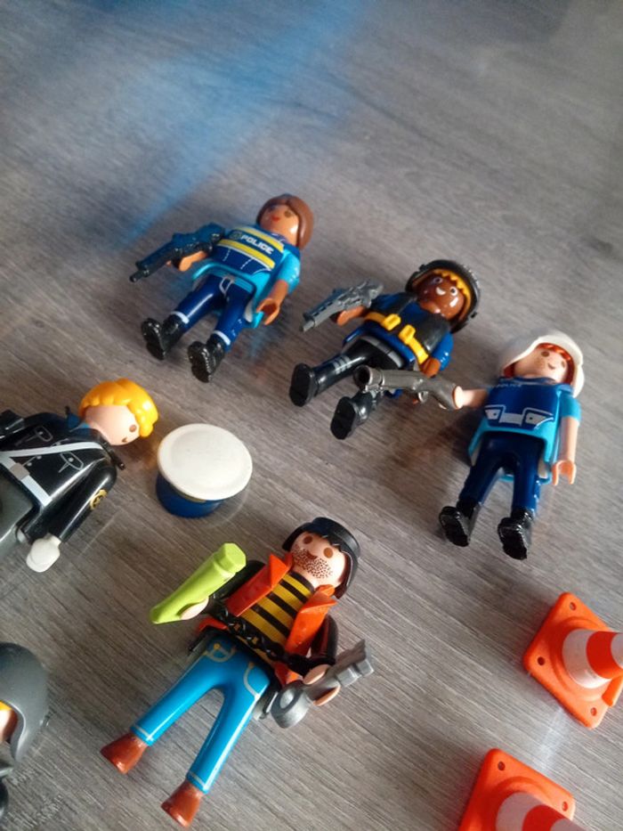 7 personnages playmobil - photo numéro 3