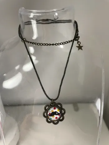 Collier moustache
