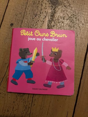 Livre petit ours brun joue au chevalier