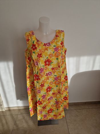 Robe polynésienne jaune à motif fleurs