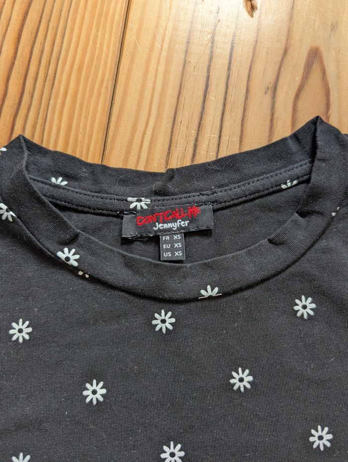T-shirt noir avec des fleurs - photo numéro 2