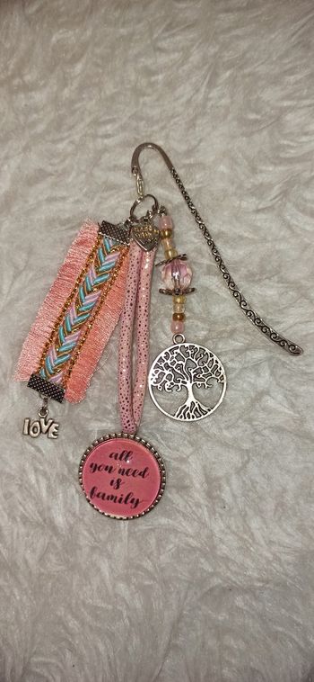 Marque page ou bijoux de sac " All you Need is family "