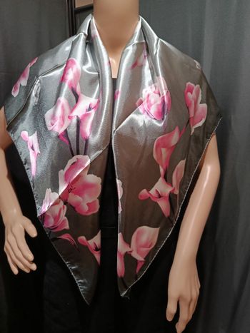 Foulard carré 90 cm.Gris et rose 