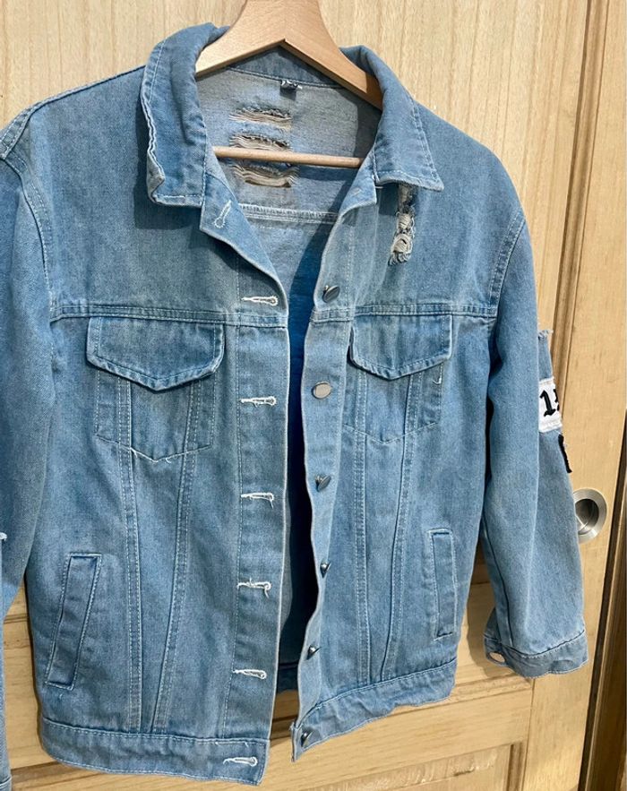 Veste en jean destroy customisée “Where is my mind?” originale, bleu clair - taille S - photo numéro 17