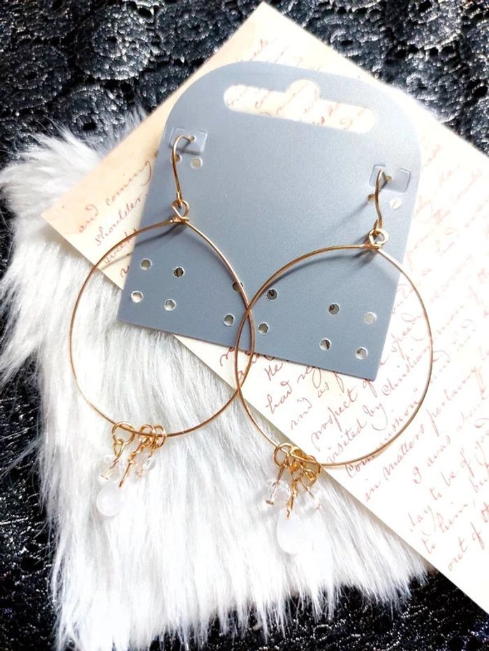 Magnifique paire de boucles d'oreilles pendantes doré avec perles blanches