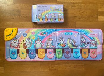 Piano musical pieds ou mains licornes