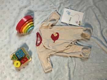 pyjama grenouillère en velours beige et rouge ouverture devant 1 mois les chatounets