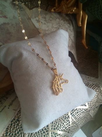 Collier licorne dorée