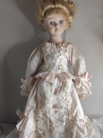 Poupée de porcelaine anc