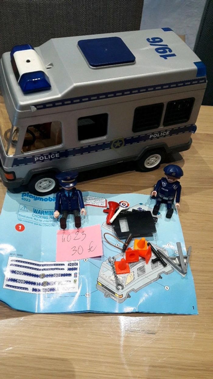 Fourgon de police playmobil