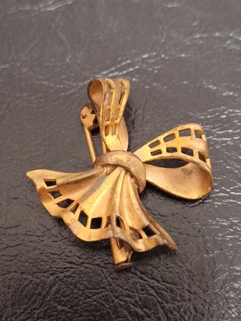 🎀 Broche en forme de nœud doré 🎀