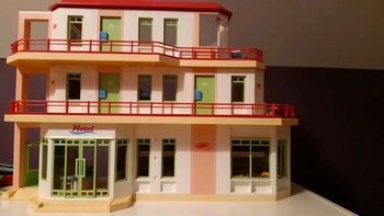 Grand hôtel playmobil (5265) avec sa suite de luxe (5269).