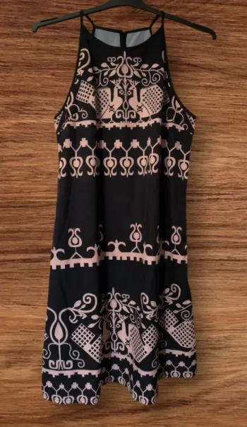 🌸 Robe noire à motifs roses XS/S 🌸