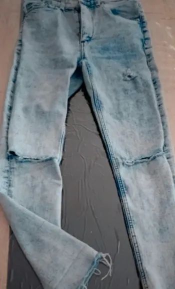 Très beau jean skinny troué aux genoux 9/10 ans