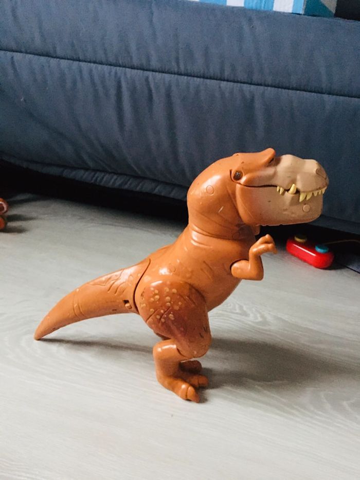 Gros dinosaure Disney sonore et articulé - photo numéro 2