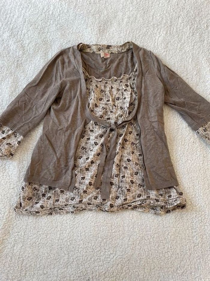 Haut blouse beige crème taupe à motifs fleurs et manches longues gilet intégré