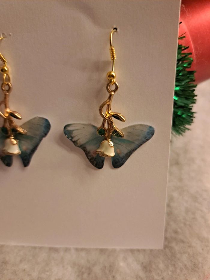 Boucles d'oreilles pendante papillon avec rose éternel - photo numéro 4