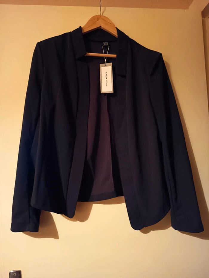 Veste  été, léger.manches longues . Devant avec  Marque shein. Taille 44 .