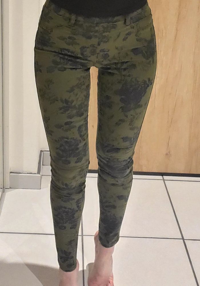 Très joli pantalon kaki motif floral de marque Camaïeu S - photo numéro 2