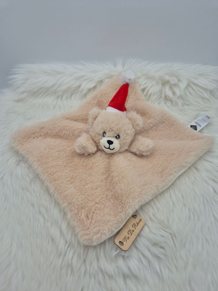 Doudou plat carré Ours beige Bonnet Noël Tex Baby
