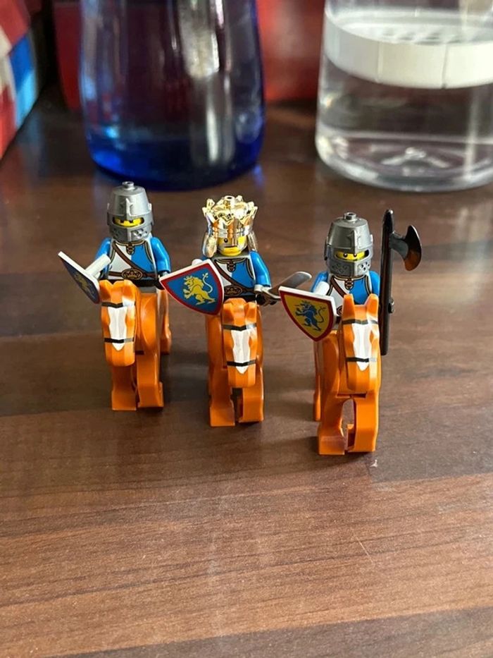 3 figurines Lego + cheval,arme et bouclier