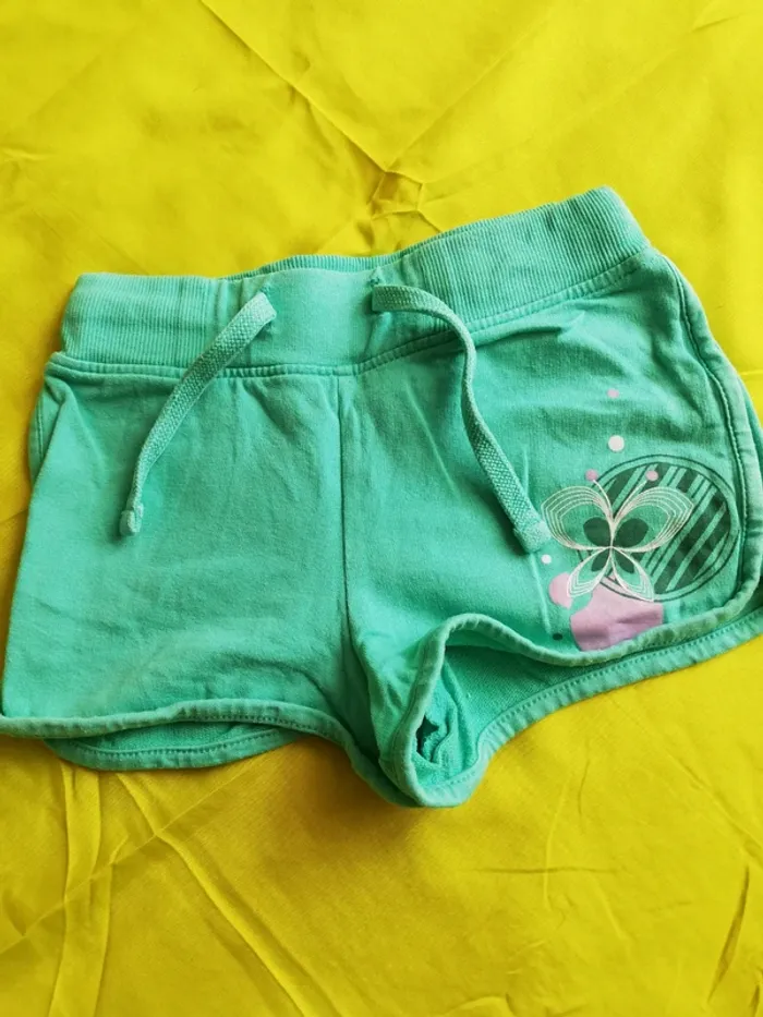 Short court fille