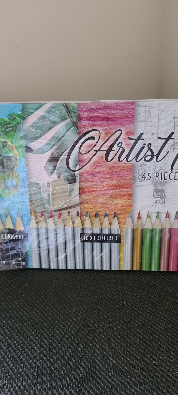 Boite en métal de 45 crayons de couleur pour artiste neuf