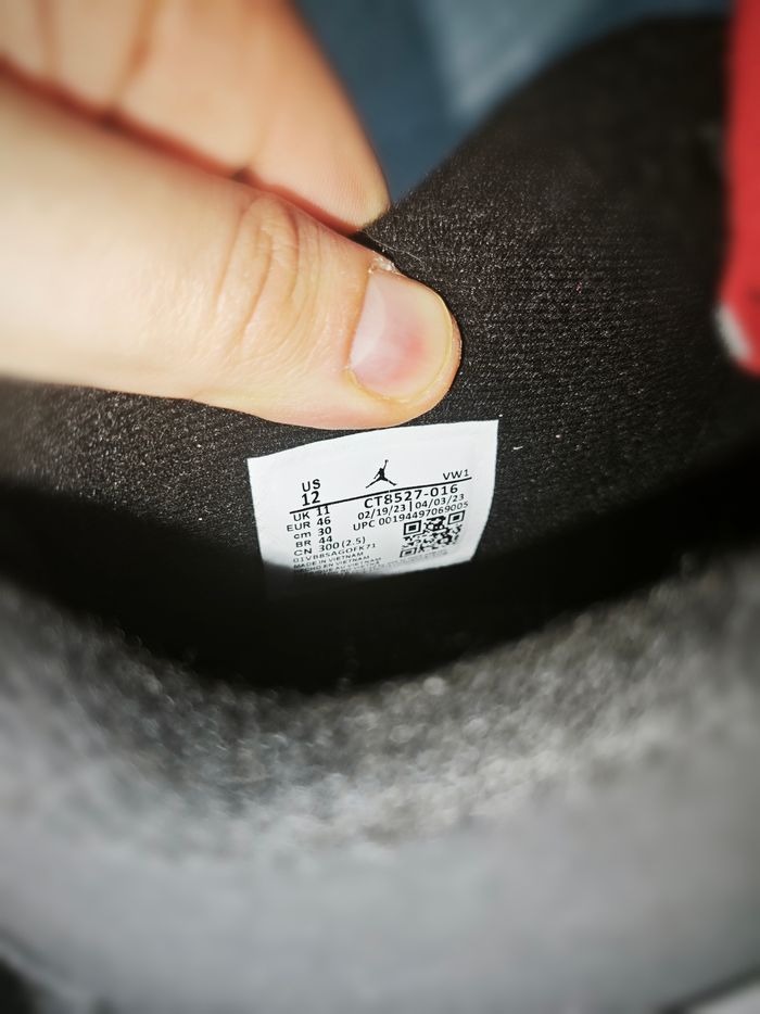 Nike Air Jordans Rouge/Noir Taille 46 avec Défaut de fabrication - photo numéro 6
