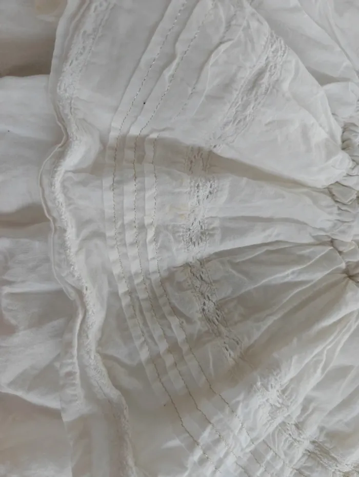 Jolie jupe blanche à volant tape à l'oeil - photo numéro 2