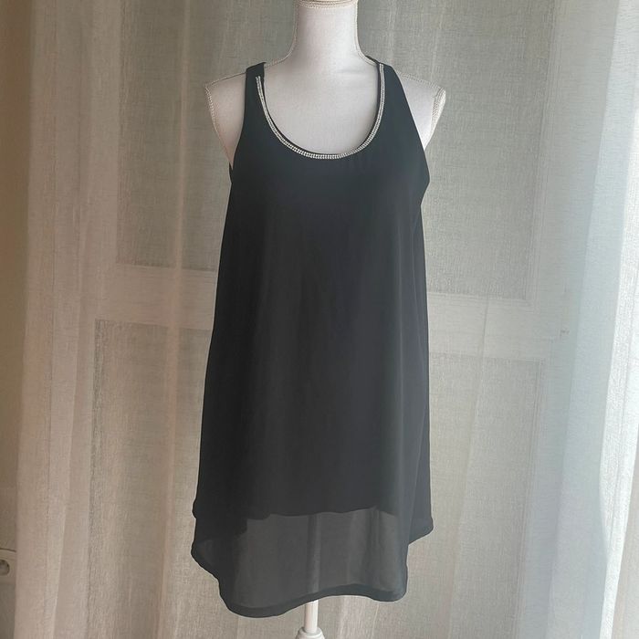 Tunique noir avec strass autour du cou